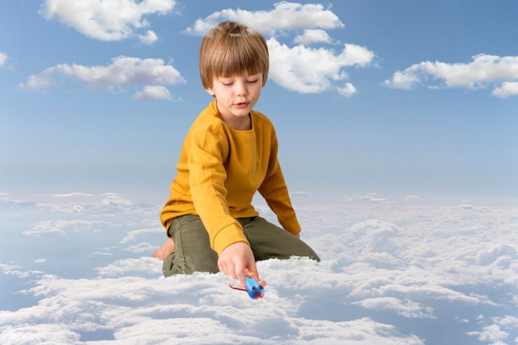 Ребенок фантазирует, представляя себя в небе