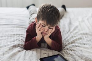 Австралия запретила соцсети для детей: плюсы и минусы