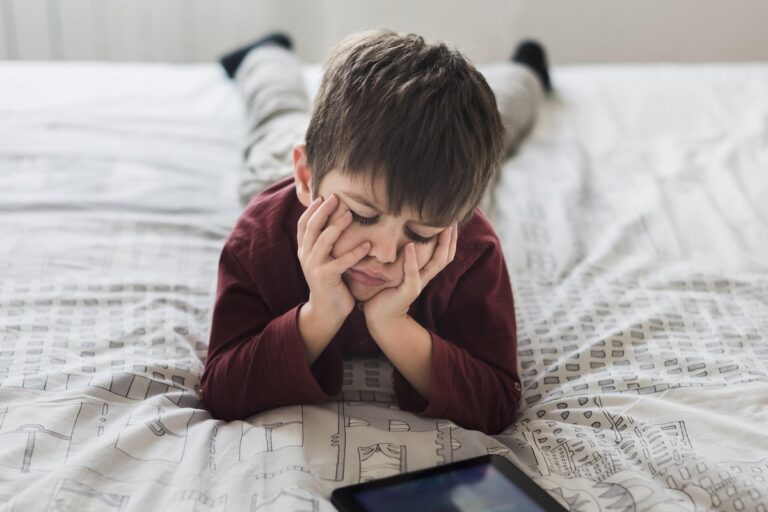 Australia has banned social media for children: pros and cons