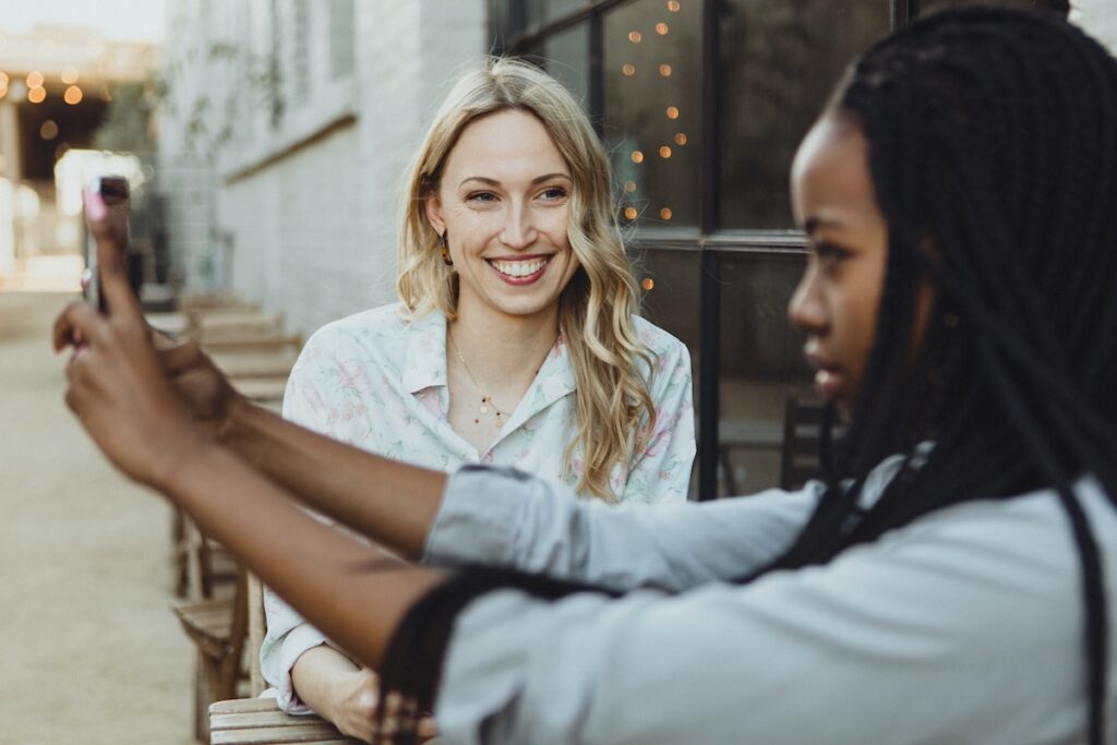 Женщина делает селфи на свой смартфон