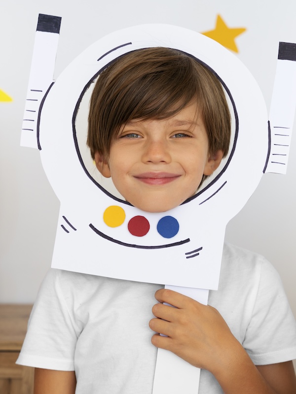 милый астронавт-ребенок играет