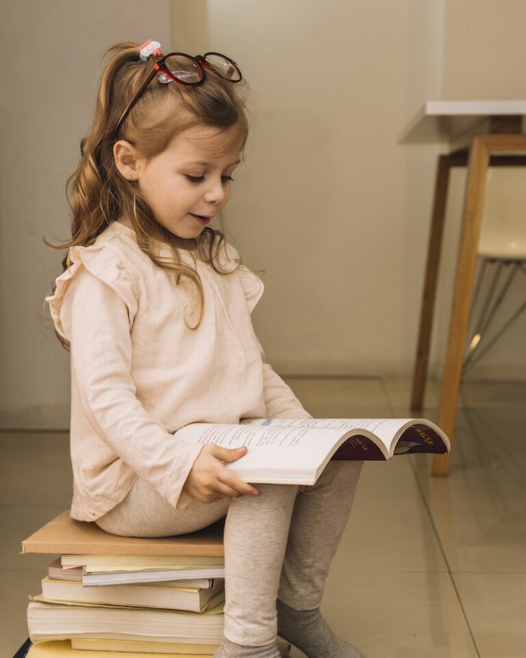 милая девушка в очках читает книгу