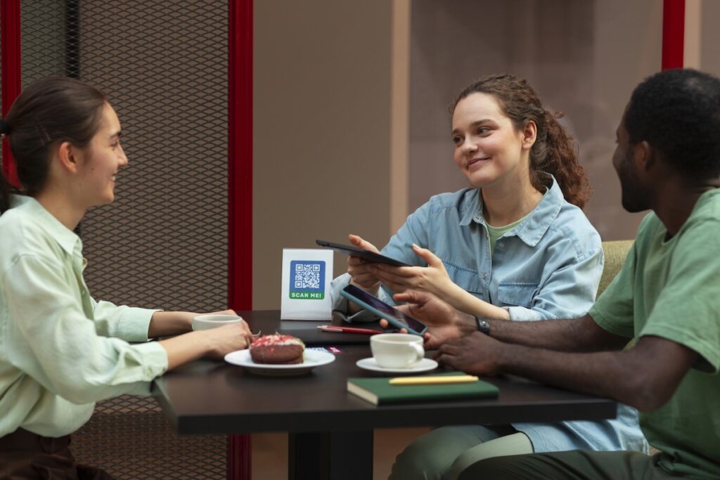 Ребята общаются в кафе