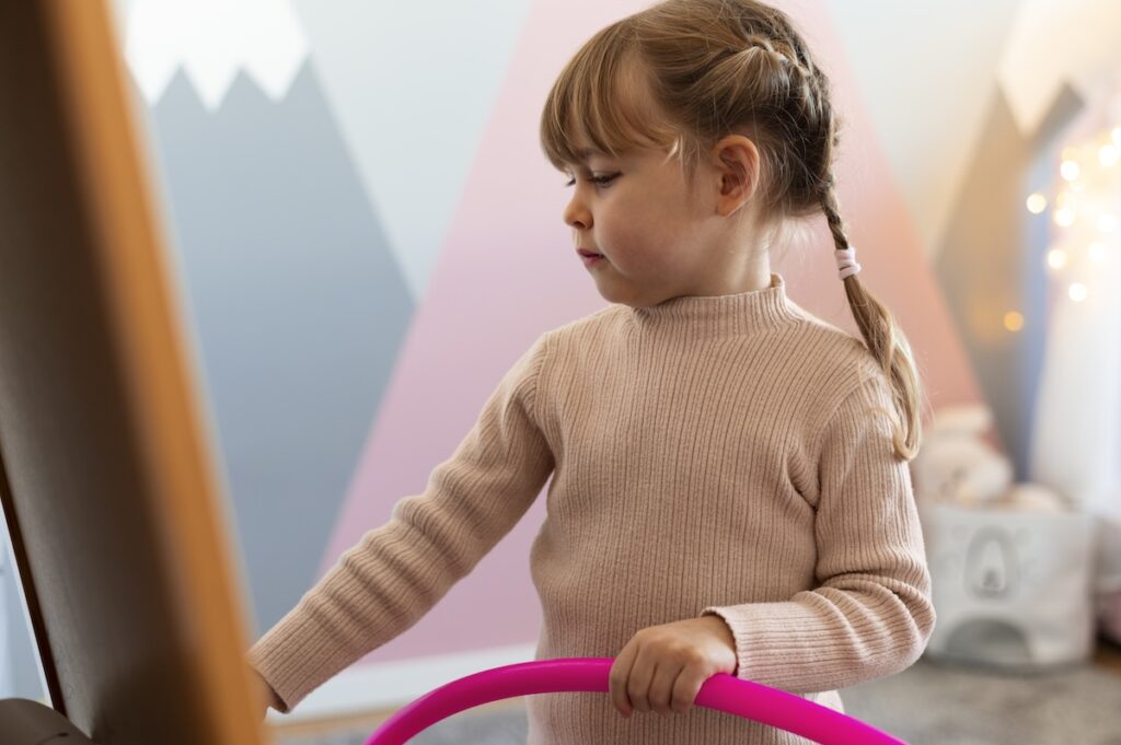 Девочка занимается фитнесом