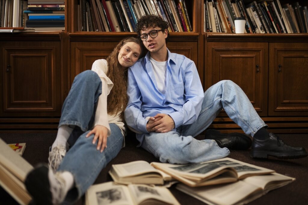 Девушка и парень в библиотеке