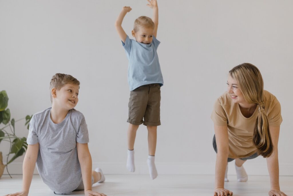 Мама и дети занимаются спортом дома