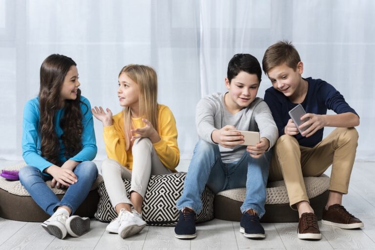 Сленг поколения Альфа: что говорят самые молодые дети и подростки
