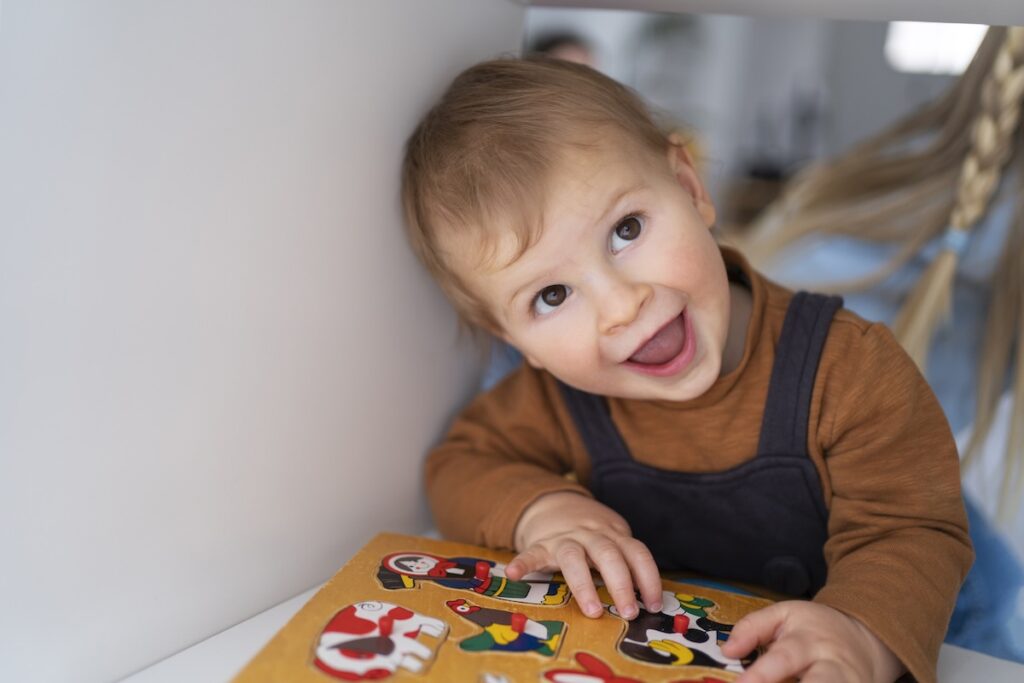 Ребенок учится и смеется