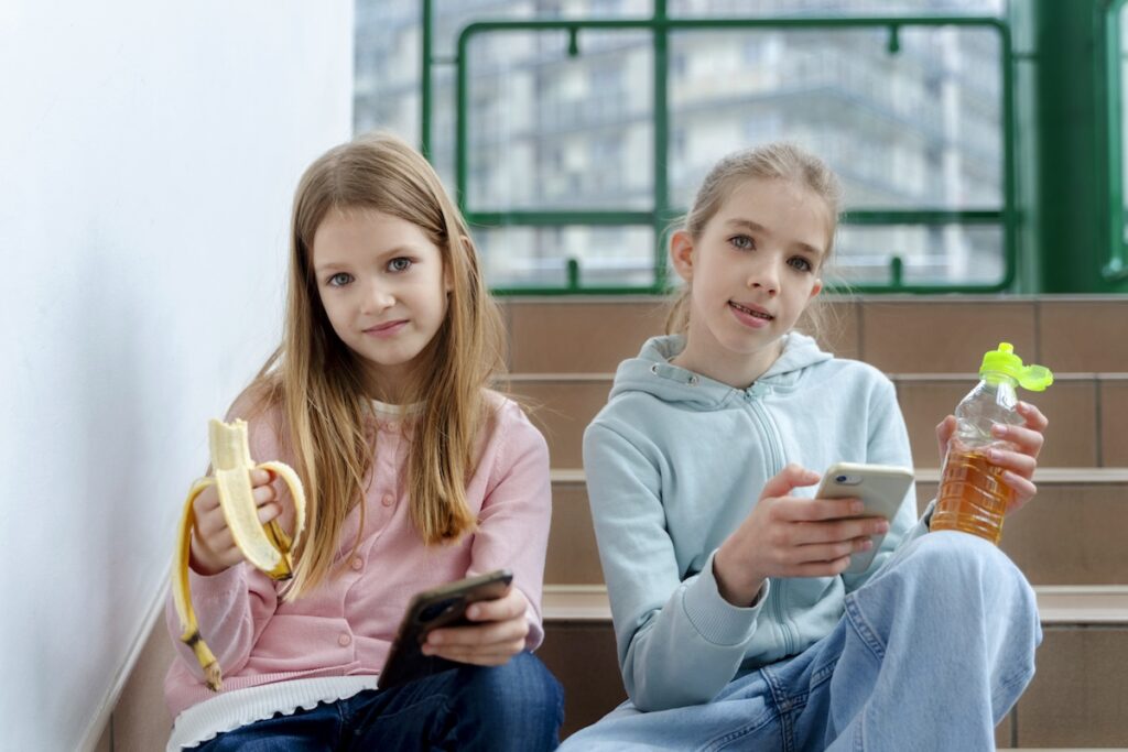 Девочки в школе на перерыве