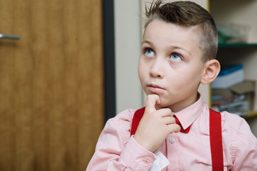 Мальчик в рубашке задумался