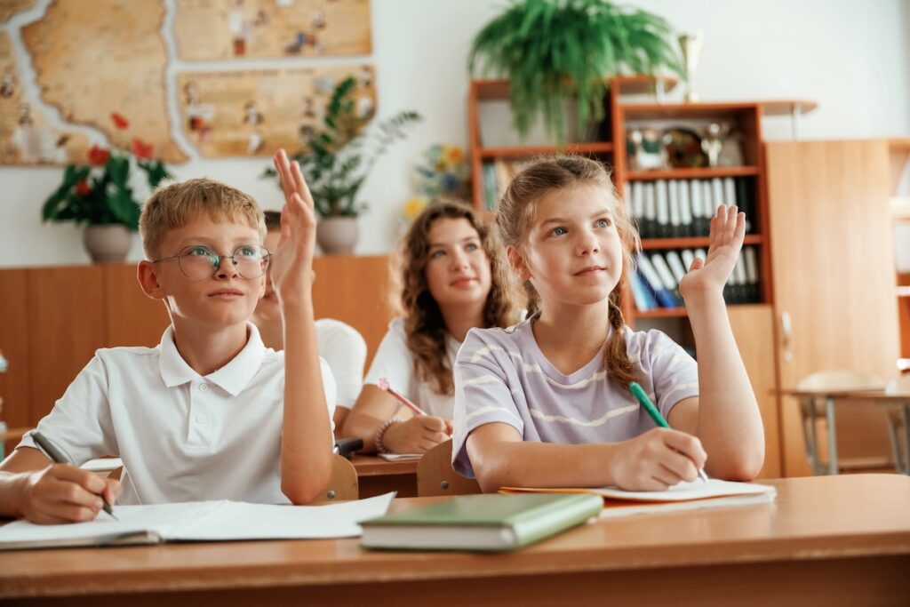 Поднимите руки. Ученики, дети в классе вместе.