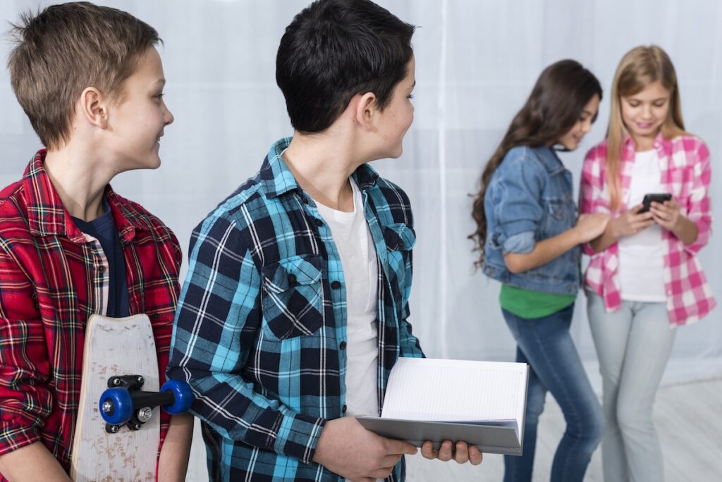 Дети в школе на переменке