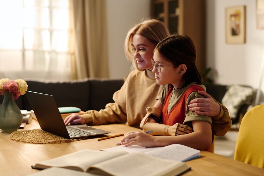 Мама и дочка смотрят в ноутбук