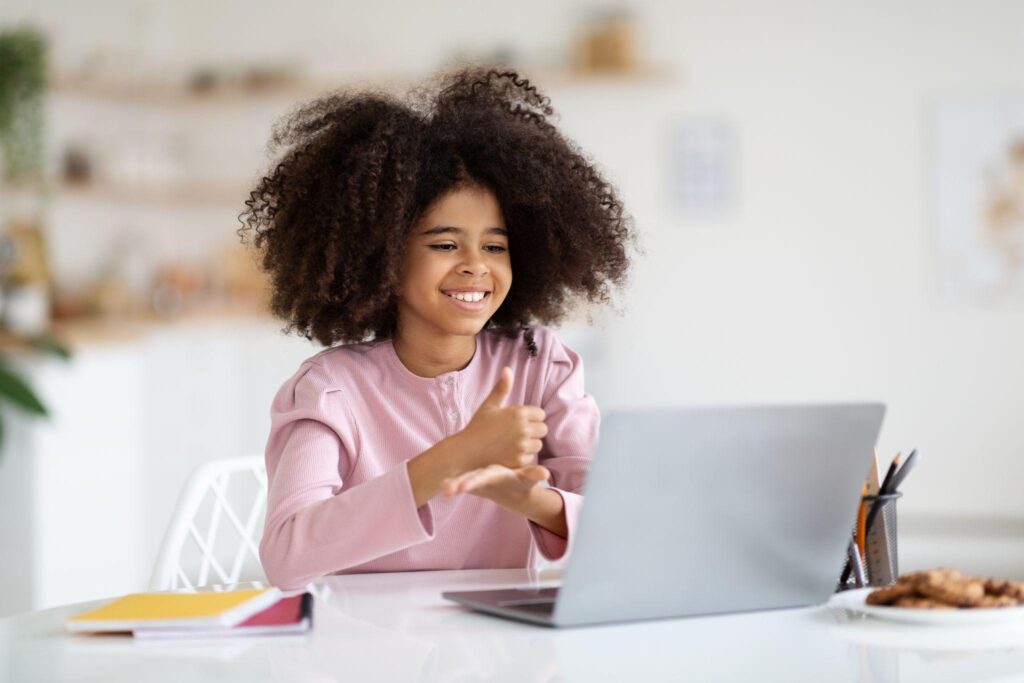 Девочка учится онлайн