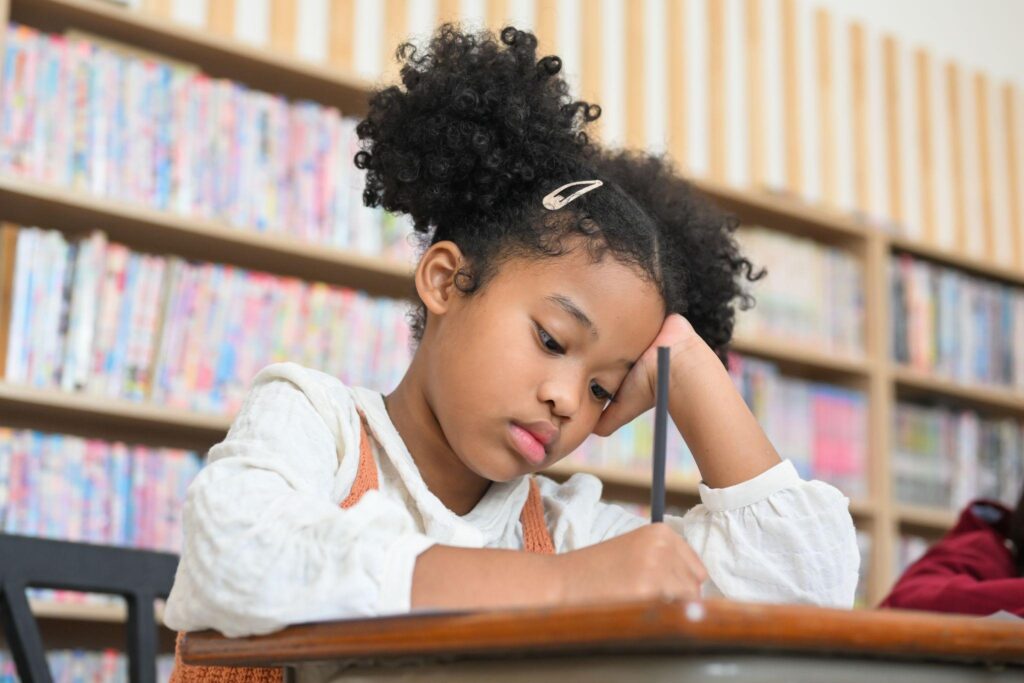 Девочка пишет от руки в школе