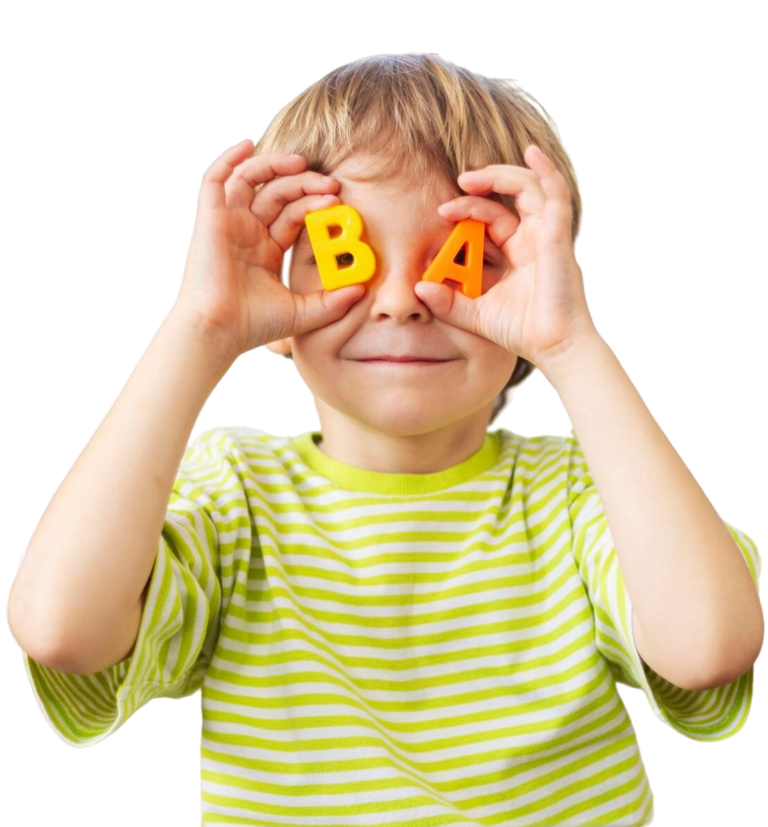 ребенок играет с кубиками с буквами