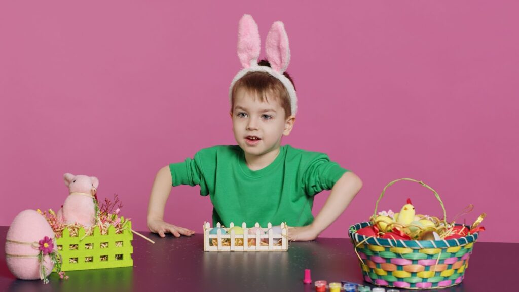 Мальчик с ушками зайчика за столом