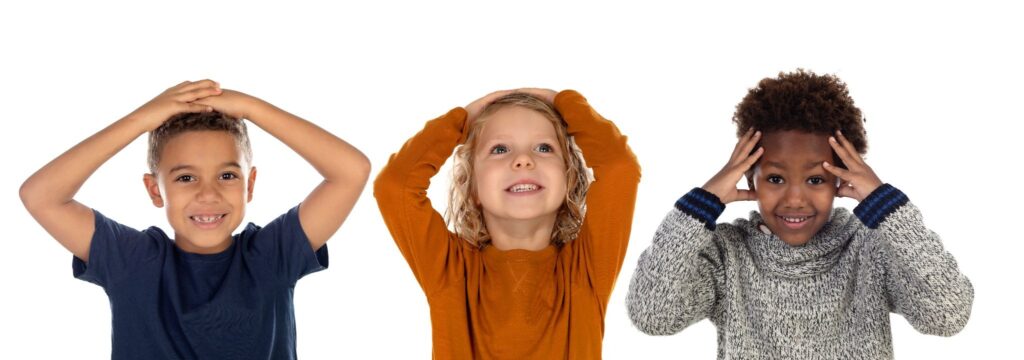Три ребенка держат голову руками