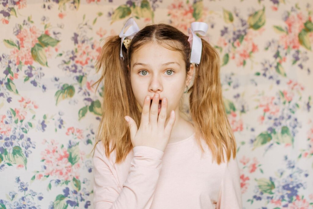 Девочка удивляется