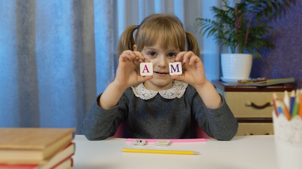 Девочка показывает букв: А и М
