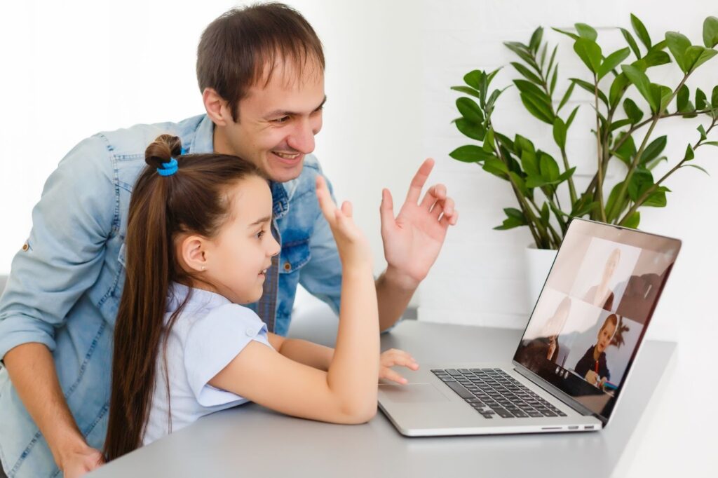 Папа и девочка перед ноутбуком