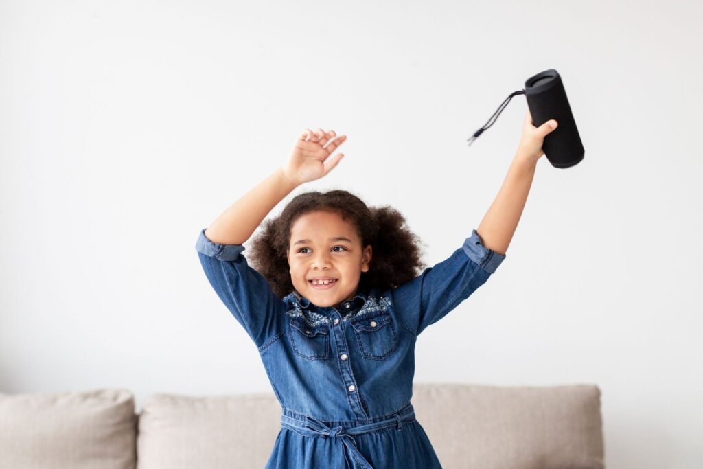 Девочка подняла руки вверх