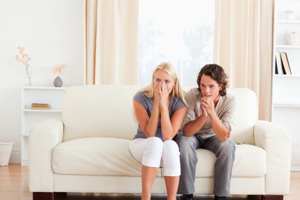 Женщина и мужчина сидят на диване