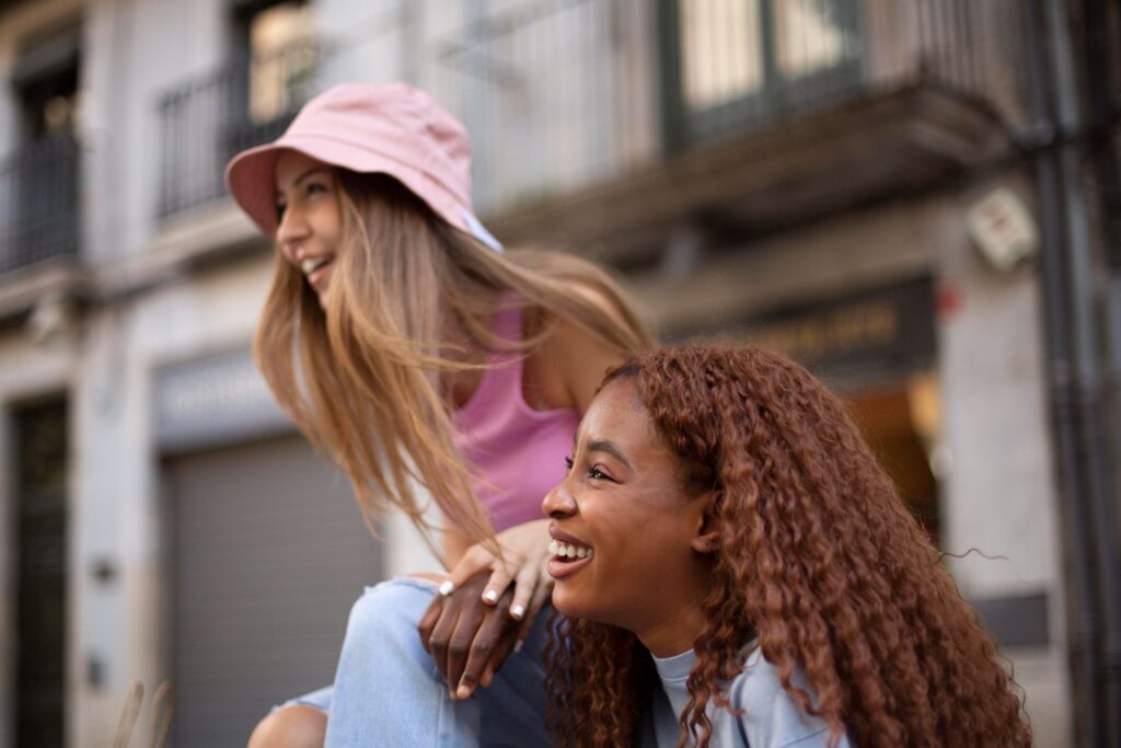 Две девушки смеются