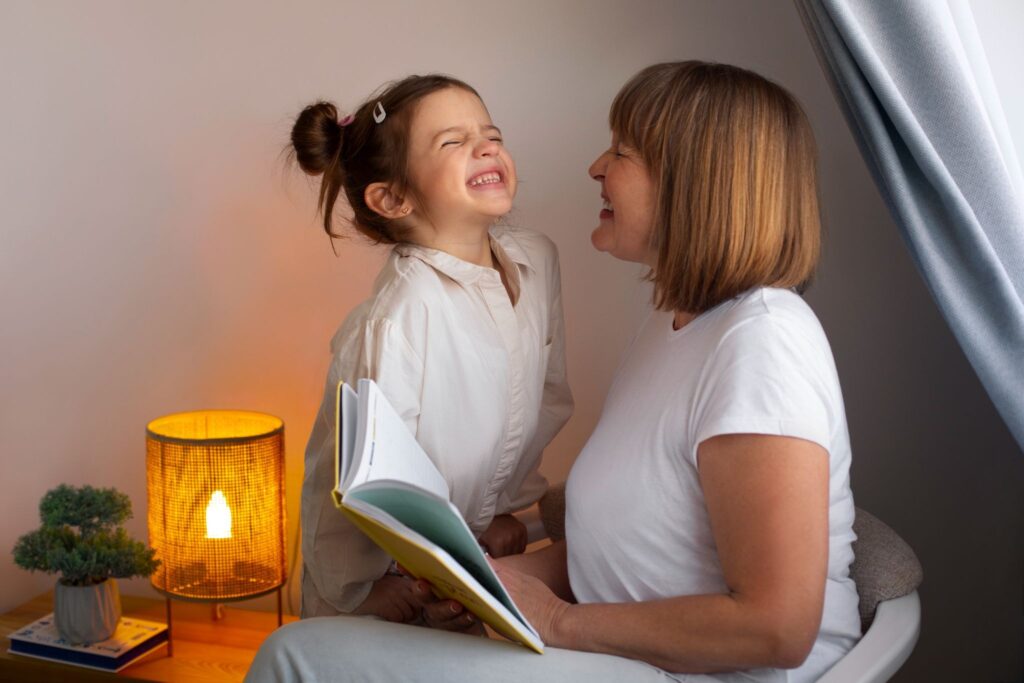 Девочка и женщина с книгой веселятся