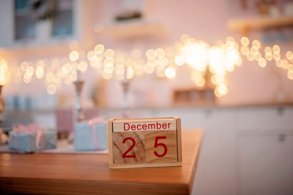 На столе из кубиков дата: 25 декабря