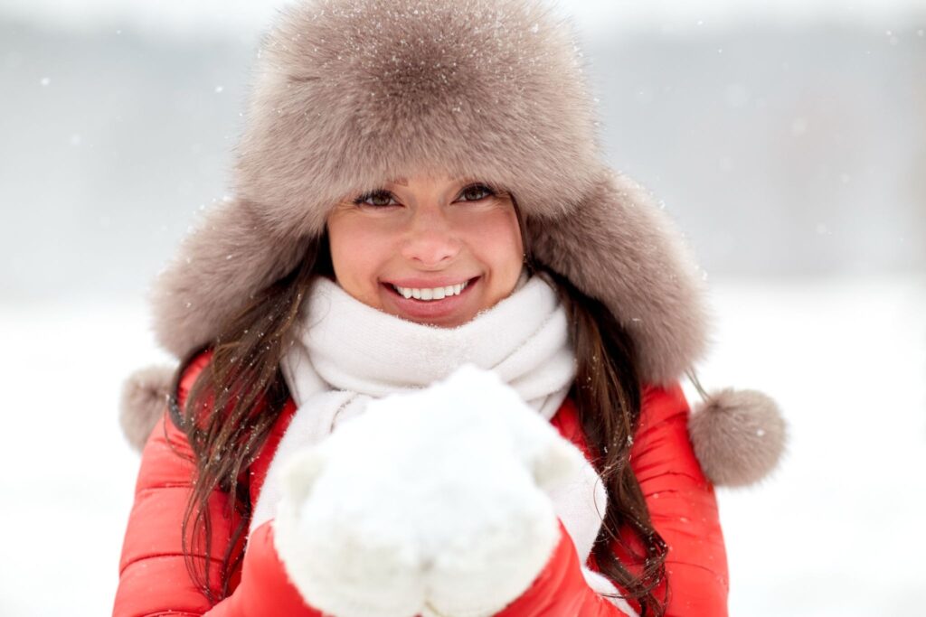 Девушка зимой в меховой ушанке