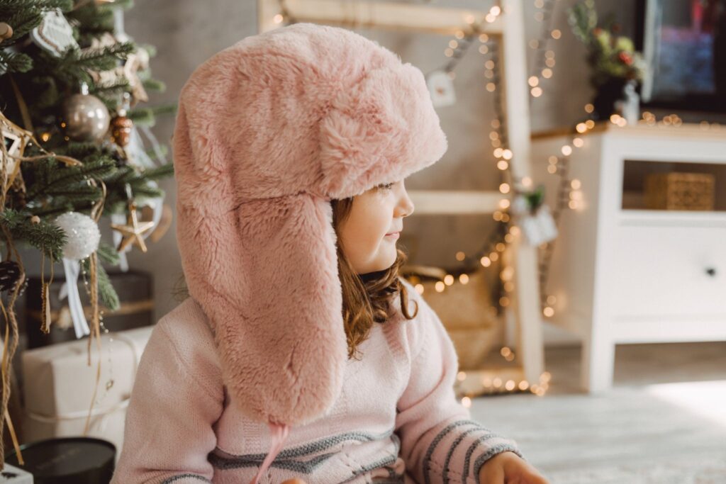 Девочка в розовой ушанке