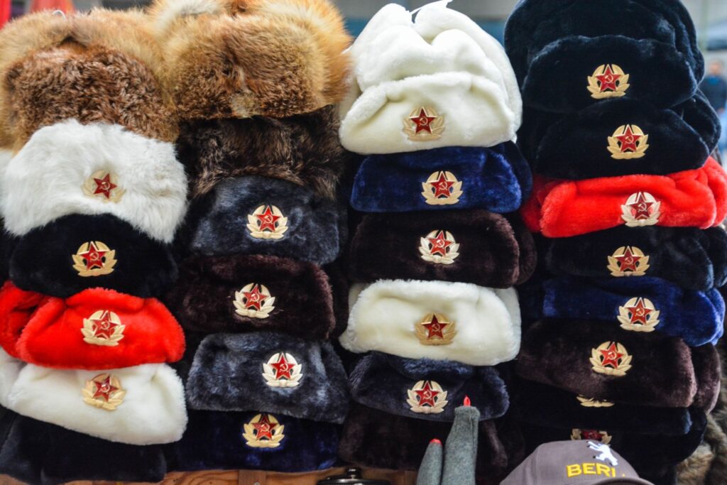Много ушанок с звездой СССР