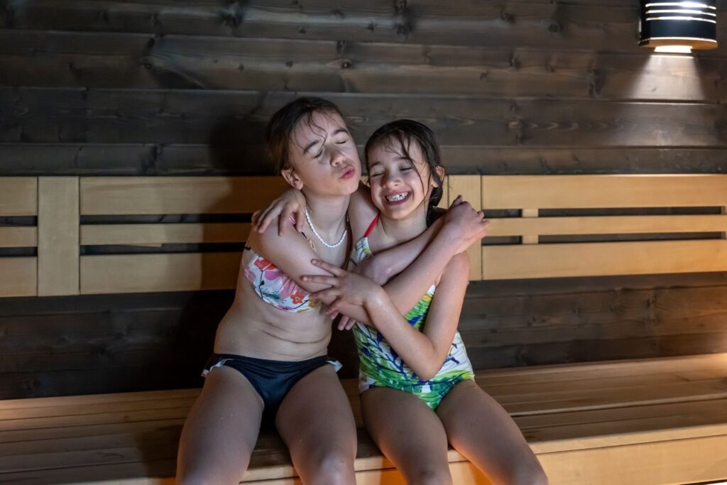 Две девочки в бане обнимаются