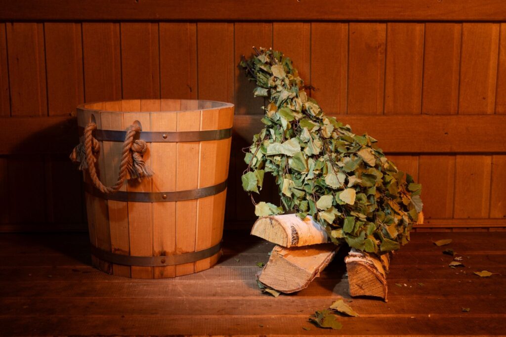 Деревянное ведро, веник, дрова