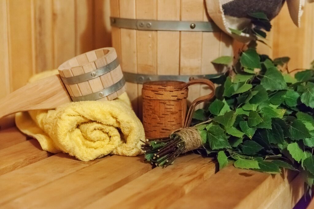 Полотенце, ковш, веник, кружка из дерева