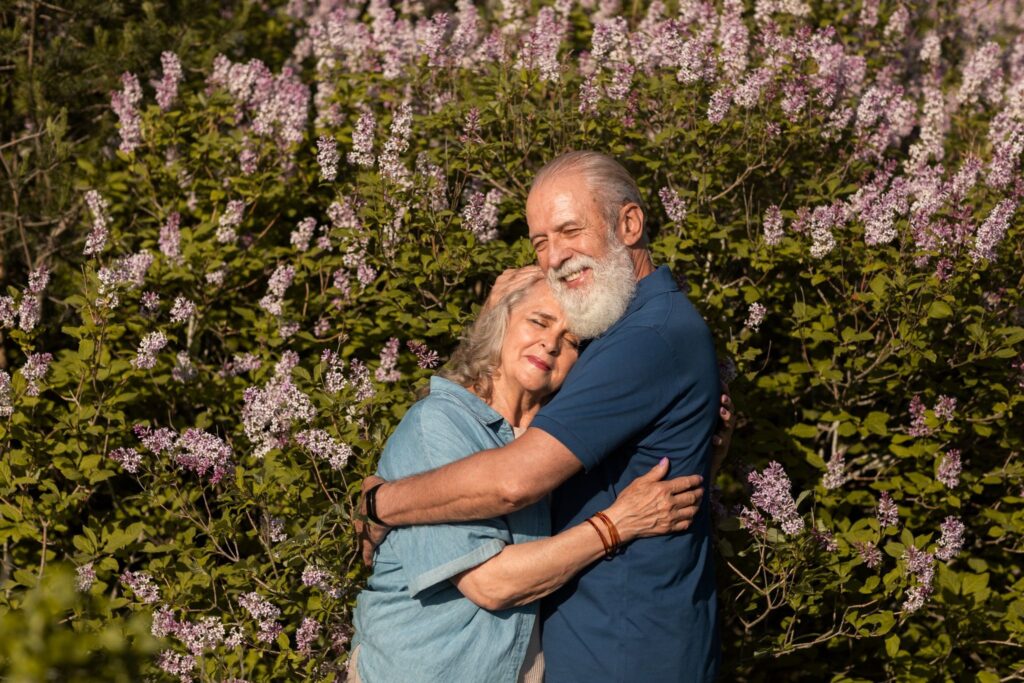 Двое, мужчина и женщина обнимаются на фоне сирени