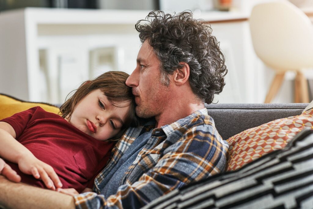 Папа обнимает ребенка