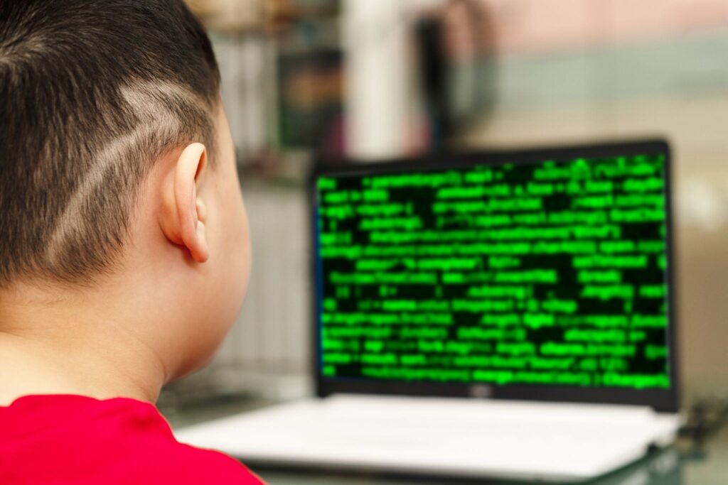 Экран ноутбука с зелеными непонятными надписями.