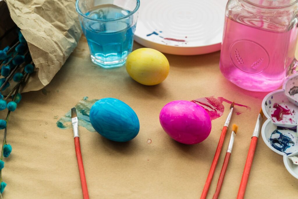 Разноцветные яйца и кисти