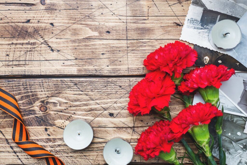 Цветы, свечи, георгиевская лента