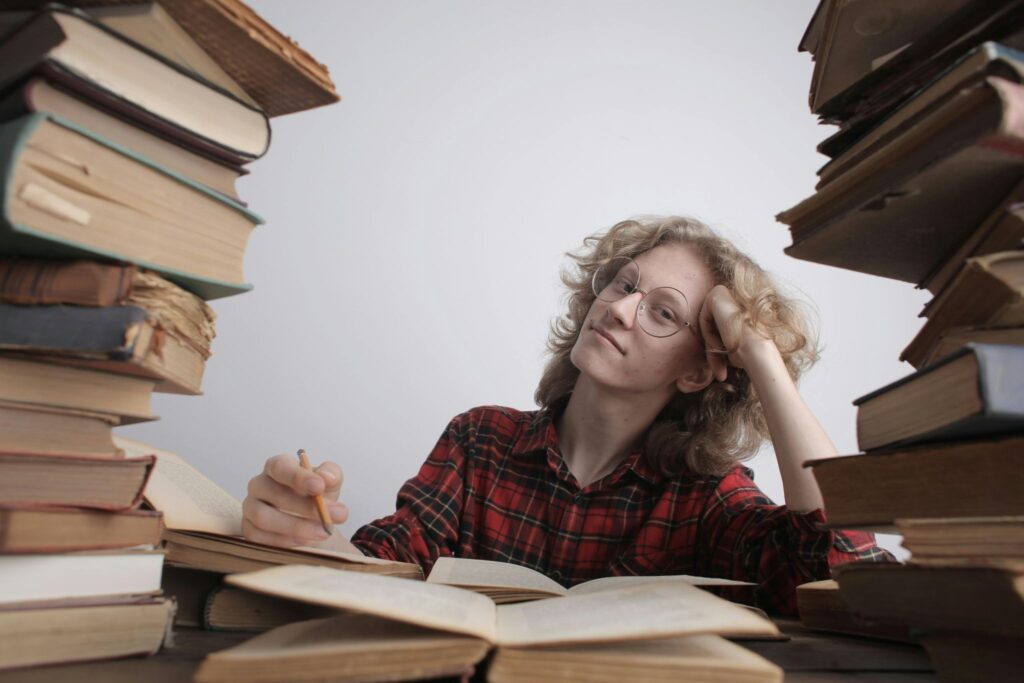 Мальчик среди книг