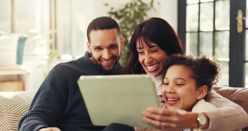 Папа, мама и девочка смеются