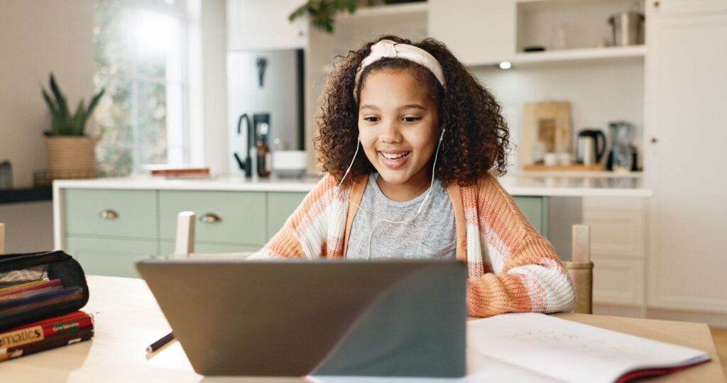 Девочка учится за ноутбуком