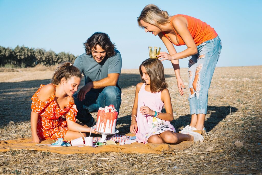 Мама, папа и 2 девочки на пикнике