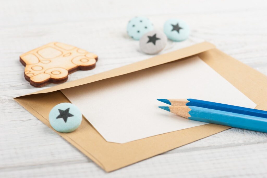 Конверт и 2 синих карандаша