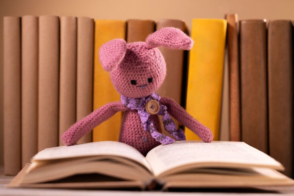 Раскрытая книга и игрушечный заяц