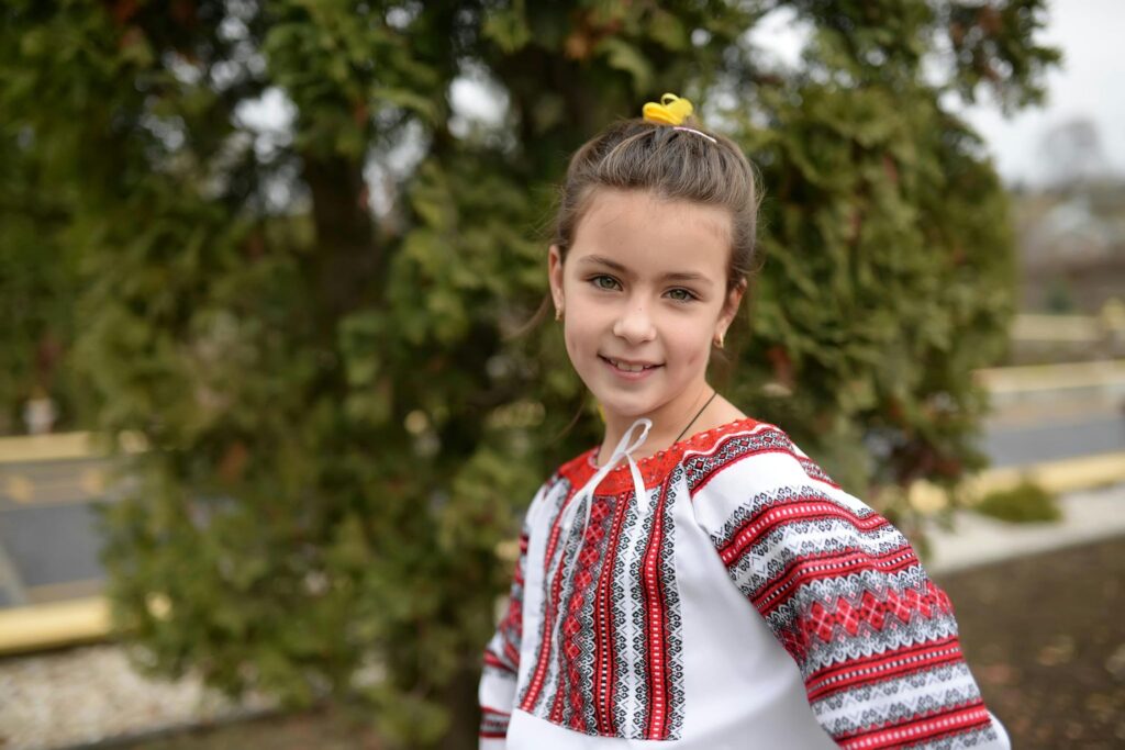 Девочка в народном костюме