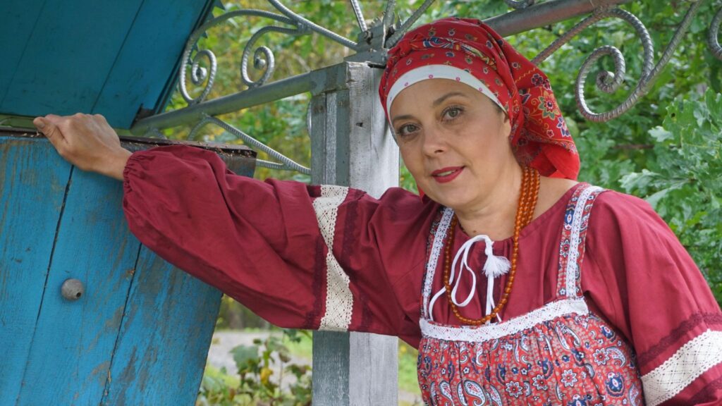 Женщина в русском красном сарафане