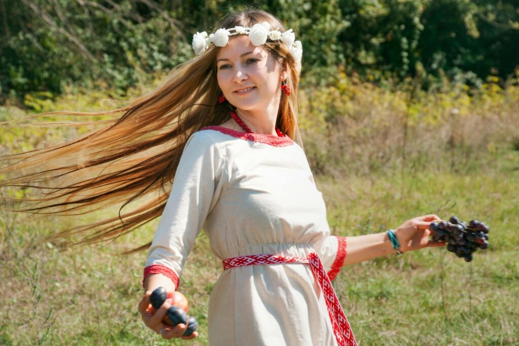 Девушка кружится в поле